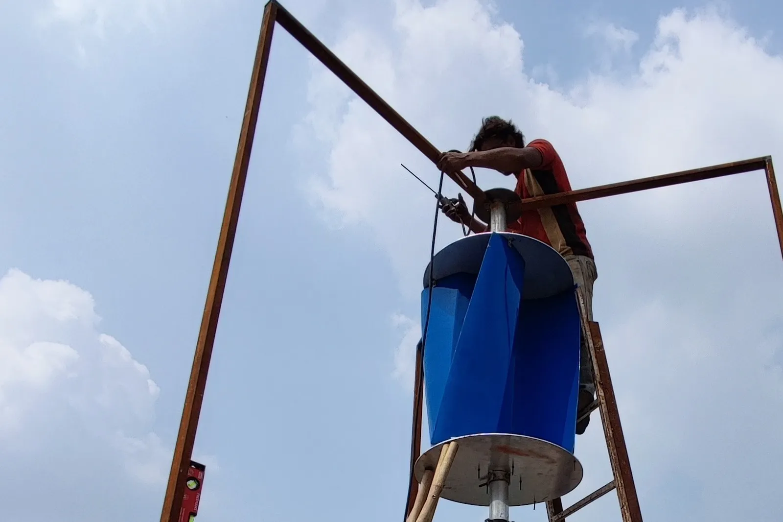 A GIVARA crew member fitting the inner rotor at the top of a rooftop stand, 16 September 2026.
