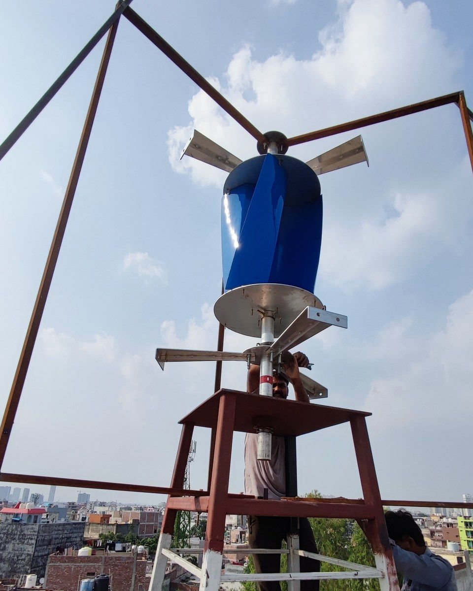 The blade arms fitted around the blue inner rotor on the rooftop stand, 16 September 2026.